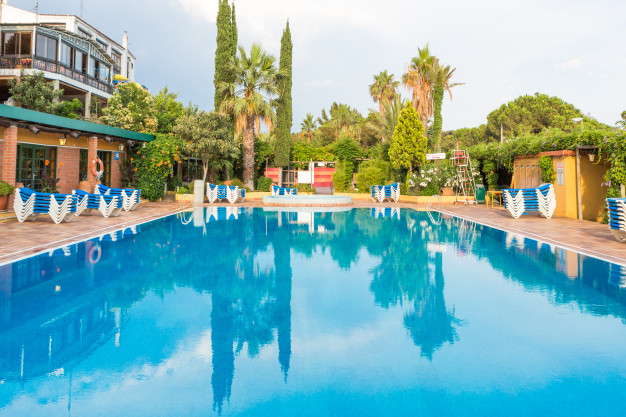 Swimming pool (with lifeguard)